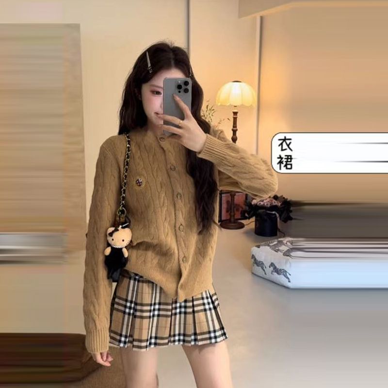 网红同款学院风气质刺绣圆领麻花针织开衫+高腰格子百褶裙两件套