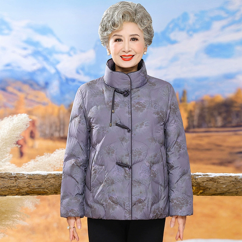 Маленькая бабушка короткий пуховик пожилая женщина мама зимняя старуха утка куртка теплая одежда