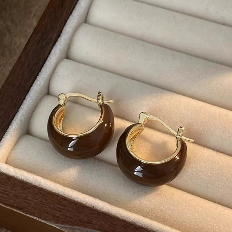 Серьги, модный изящный аксессуар, стиль лёгкая роскошь