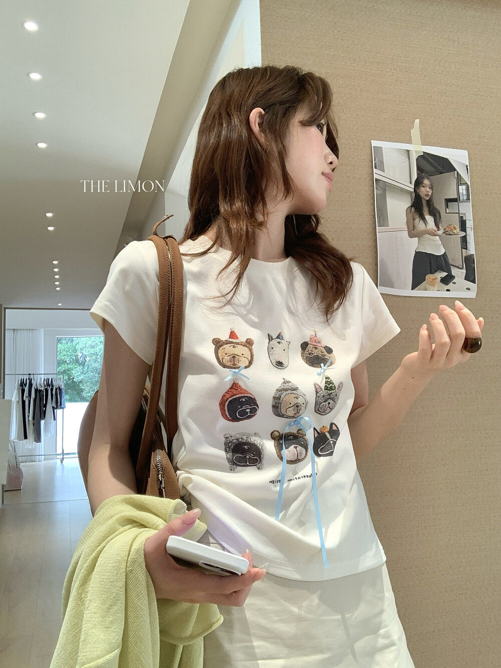 Áo thun nữ cổ tròn tay ngắn in hình chó con nơ hoa, phom vai vuông, phối màu pastel — trắng ngà, Màu cà phê, màu hồng, Xám hoa chi tiết 33