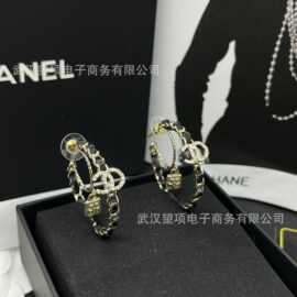 批发香家半圆形穿皮绳流苏小锁头耳环女手工编织字母双C镶钻耳钉