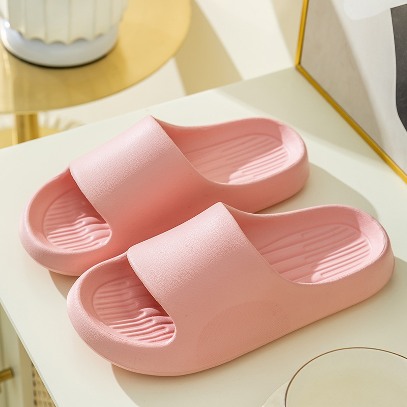 冷たいスリッパの女性の夏は糞を踏んで感じます。|undefined