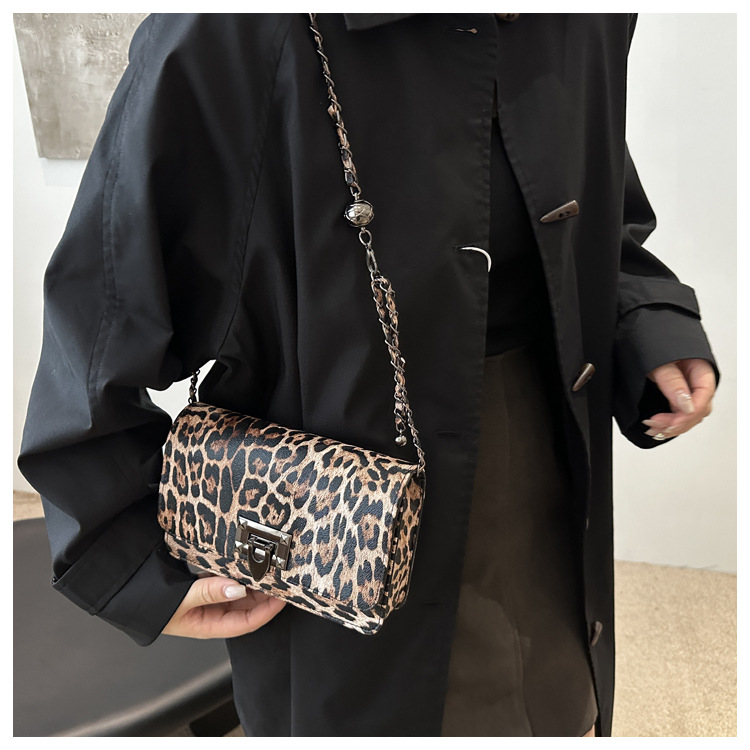 Cross-border women's bag 2024 New leopard print underarm bag, Korean style fashionable and trendy chain single-shoulder bag, riveted crossbody bag undefined