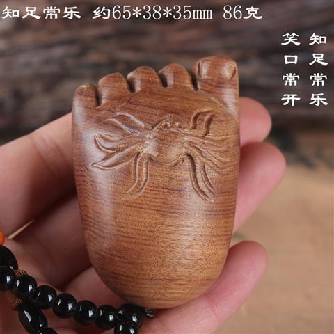 手でラオスの黄花梨の手を彫刻します。|undefined