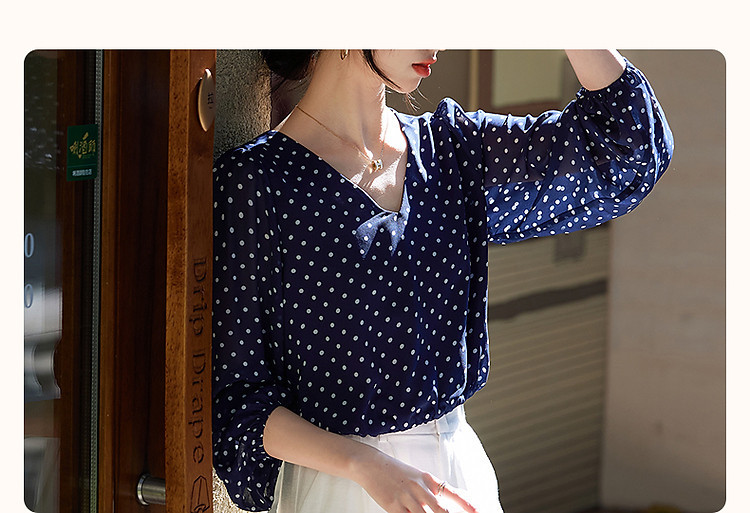 Áo sơ mi nữ cổ V họa tiết chấm bi chất liệu voan mỏng nhẹ dáng ngắn — Xanh navy chi tiết 3