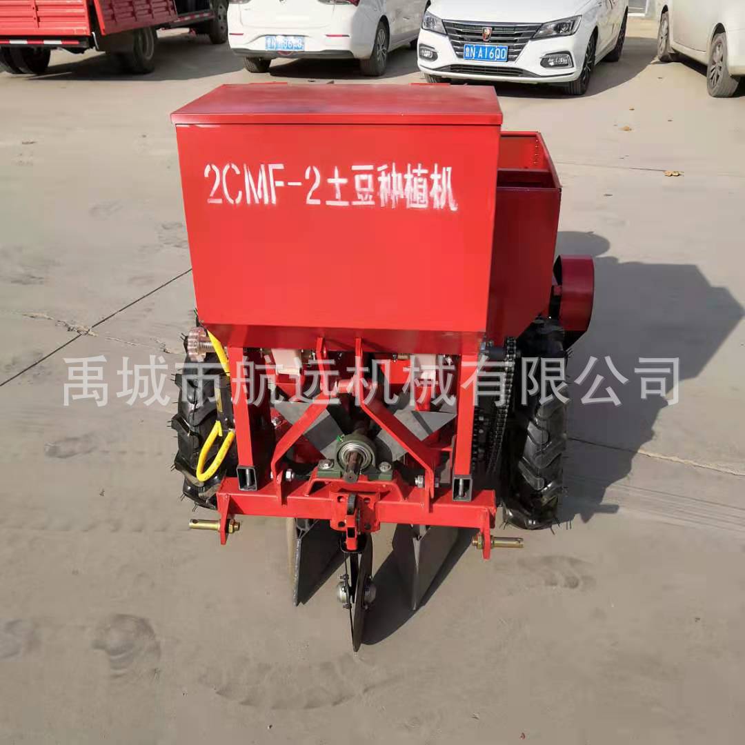 大垄双行的马铃薯播种机  行距30cm的土豆洋芋起垄施肥覆膜种植机