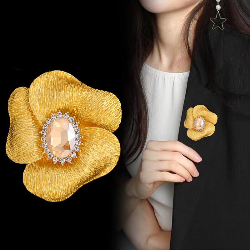 Elegant blommig brosch med kristaller lyxig accessoar för kvinnor_voghion.com