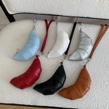 挂脖mini零钱包可爱牛角包设计感小众迷你凹造型斜挎口红耳机小包