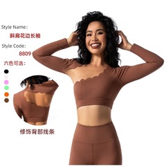 頭をかぶる運動の不規則なヨガ服の長袖の高弾はやせています。