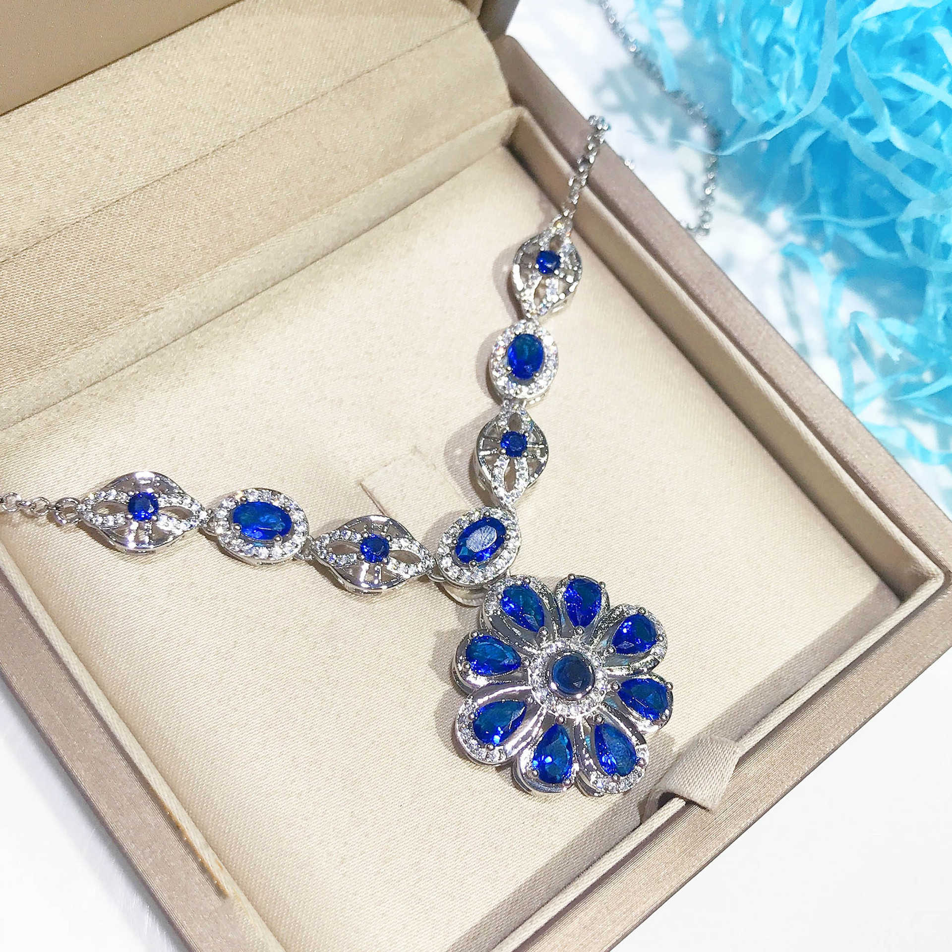 Luxury Imitation Sapphire Sunflower Necklace Fashion Luxury High-end Jewelry display picture 6