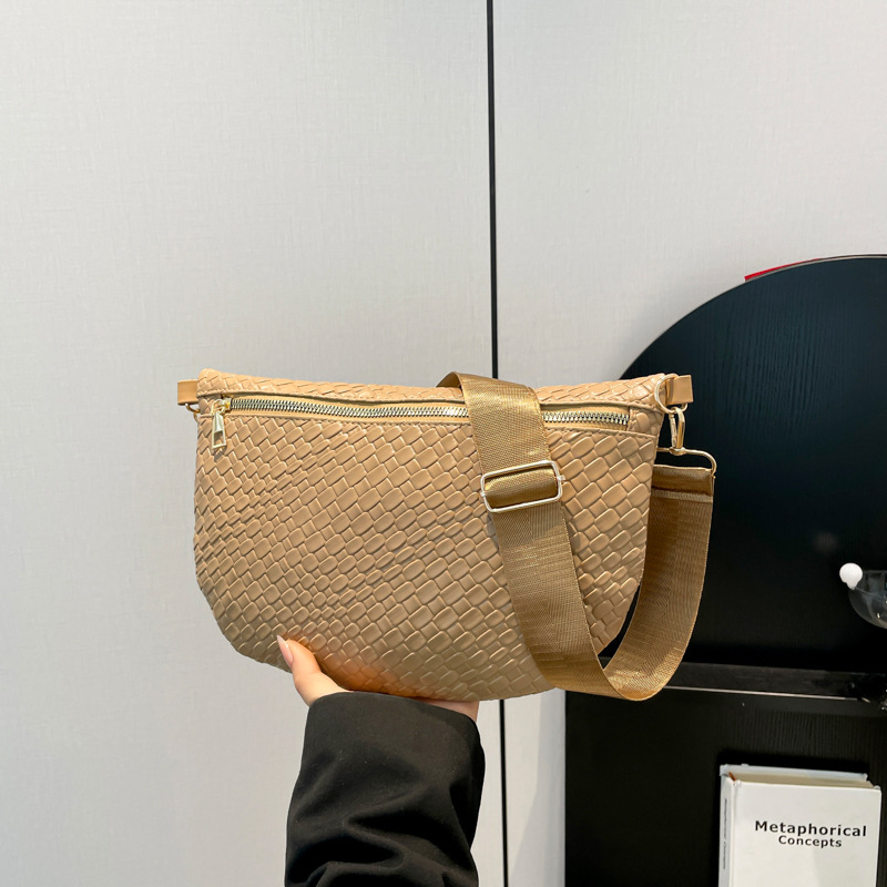 Patrón tejido de moda ins pequeño bolso pequeño de nicho femenino 2025 nuevo estilo popular bolso de cintura de hombro ancho de moda bolso de pecho de mensajero