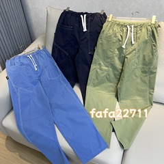 素家の同一モデルはカジュアルなアウトドアのゆったりとした綿の格子のストレートズボンの女性が腰の明るい線を緩めてズボンをつなぎ合わせます。