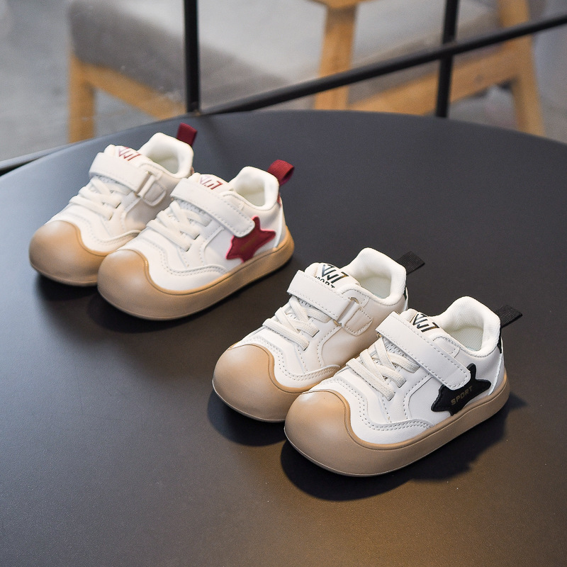 Zapatos deportivos para niños 2026 otoño nuevos zapatos blancos antideslizantes antipatas zapatos de jardín de infantes zapatos casuales para niños
