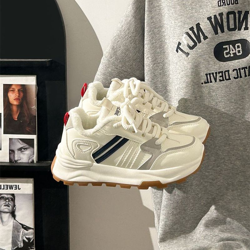 Pequeños zapatos blancos para mujeres 2025 nuevos zapatos deportivos de estudiantes zapatos de skate para mujeres zapatos de carreras casuales con suela plana