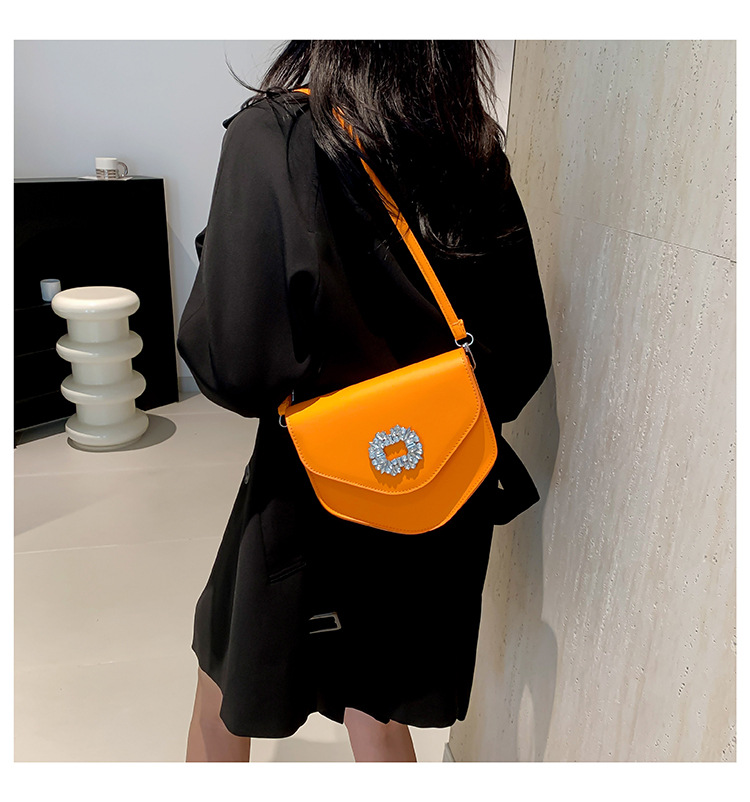 Borsa a tracolla singola con tracolla a triangolo alla moda alla moda 2024, nuova borsa da donna versatile con diamanti color caramella_voghion.com