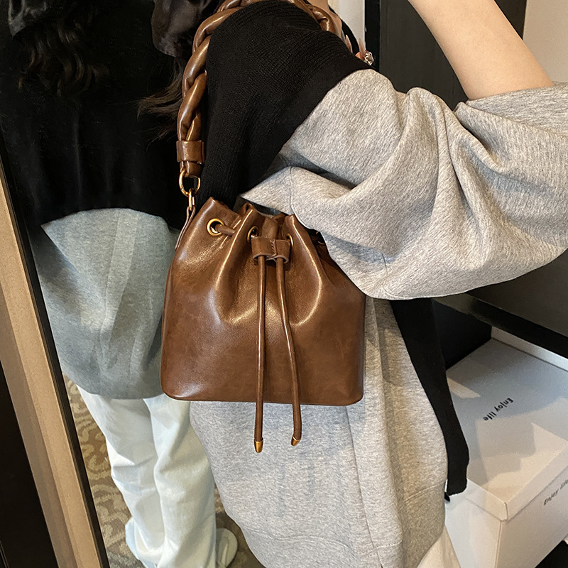 Bolsa de cubo de moda retro 2024 nueva moda de nicho de alta sensación bolso de hombro de diseño versátil bolso de mochila