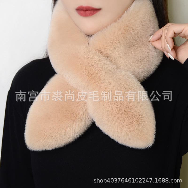 マフラーの女性の冬のタイプは厚くて暖かいです。