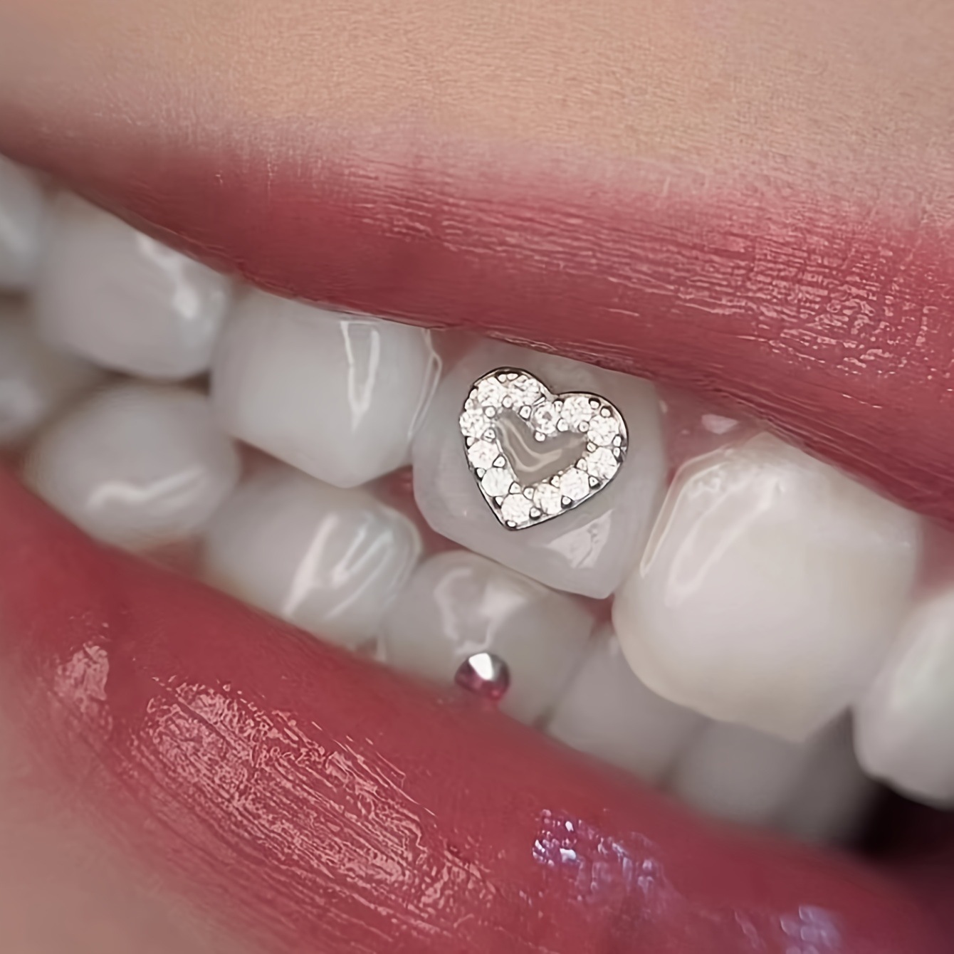 Joyas dentales con strass en forma de corazón para dientes_voghion.com