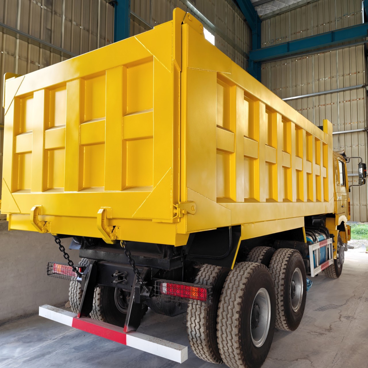 Shaanqi Delong 6X4 Rear Eight-Wheel Dump Truck for Transporting Gravel and Sand on Construction Sites