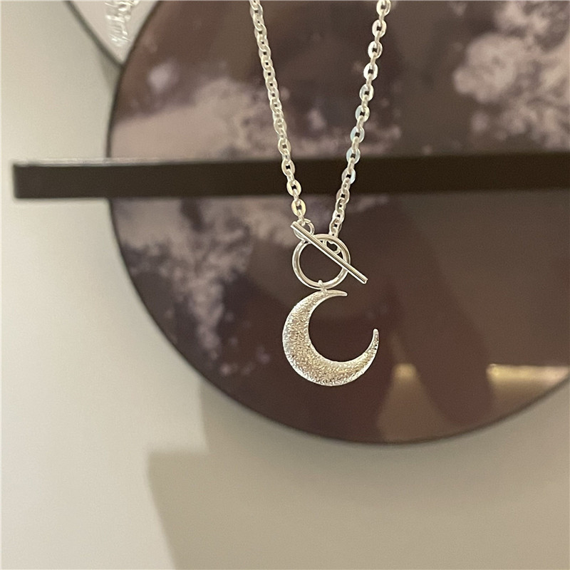 Nihaojewelry Retro Moon Ot Buckle Pendant Necklace Wholesale Jewelry display picture 3