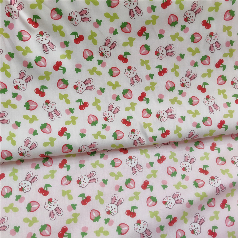 纯棉斜纹全棉卡通可爱儿童床品布料手工面料批发 草莓小兔印花布