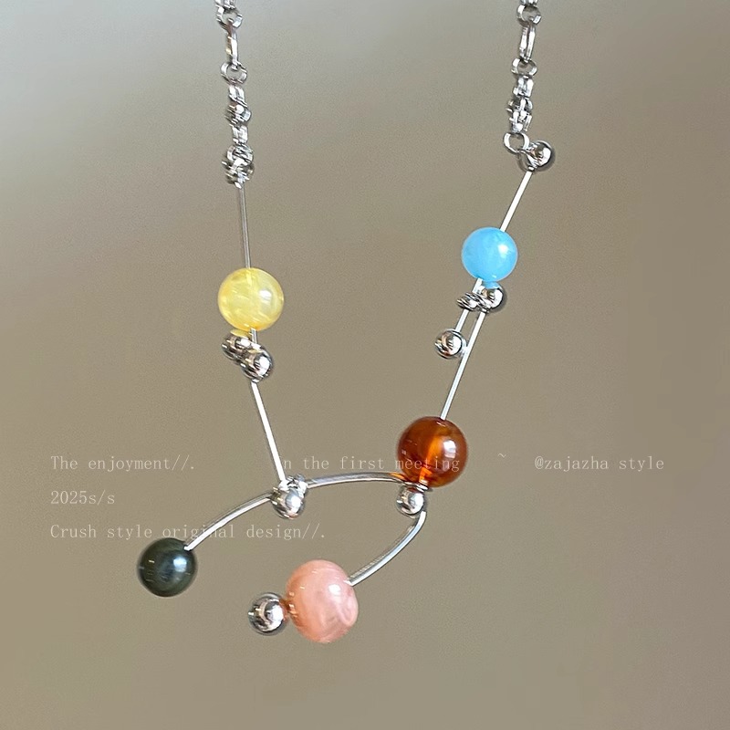 다채로운 불규칙한 대비 색상의 비즈