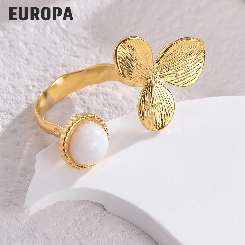 Diseño de nicho de alto grado flor ZIRCON anillo abierto luz femenina estilo de lujo europeo y americano elegante anillo ajustable de acero de titanio