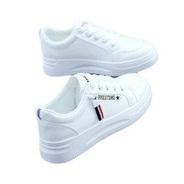 Pequeños zapatos blancos para mujeres en verano y otoño de 2025, nuevos zapatos de plancha gruesa, cómodos, zapatos casuales de nicho originales
