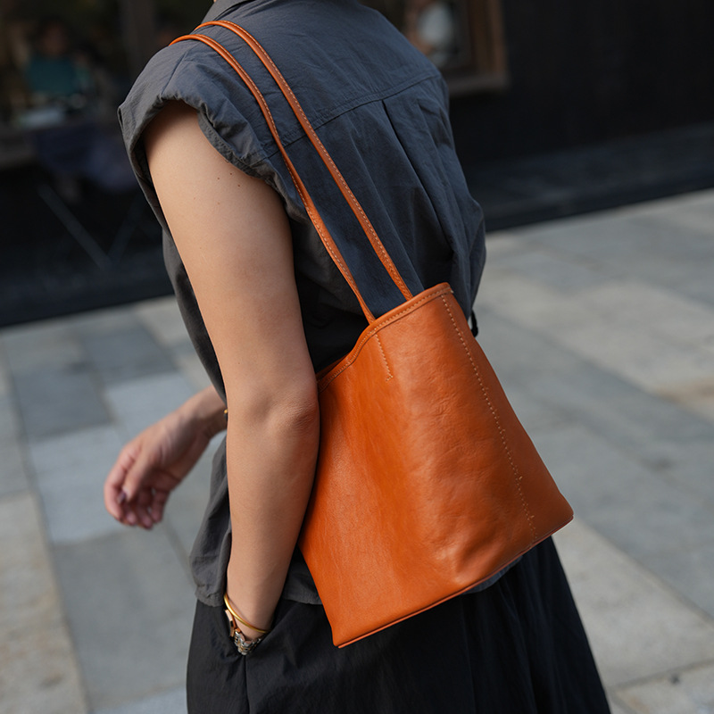 Vintage Genuine Leather Tote Bag Small Bag 2025 New Commuter Versatile Shoulder Bag Bucket Bag First Layer Cowhide