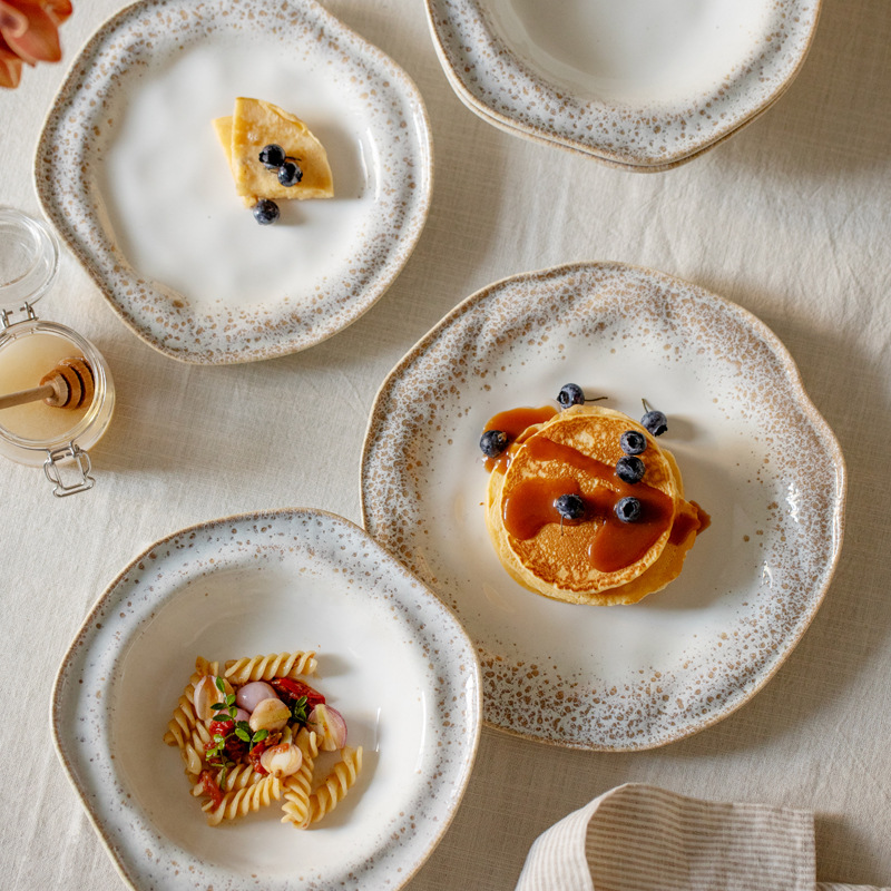 Alta sensación retro hecha a mano cubiertos de cerámica, carne, platos de comida occidentales, dulces, pan, platos, sopa de sopa