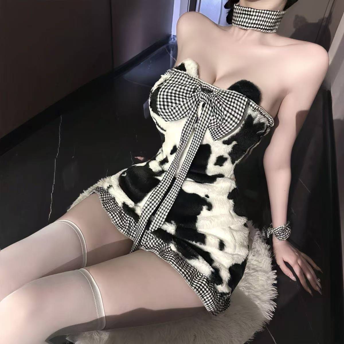 Sexy Cow Maid Costume Set with Hip-Hugging Skirt, Stockings and Ears — detail image 6