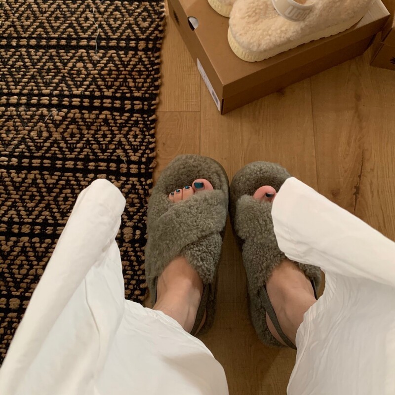 Henan Sanpo autumn and winter thick-soled teddy lamb wool cross-strap slippers, new style with thick elastic band, suitable for home and outdoor use Henan Sanpo autumn and winter thick-soled teddy lamb wool cross-strap slippers, new style with thick elastic band, suitable for home and outdoor use
