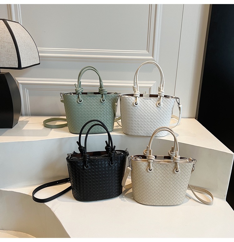 A simple and elegant bucket bag for women, a Korean-style single-shoulder bag for commuting to work in 2025, a new trendy and fashionable crossbody bag undefined