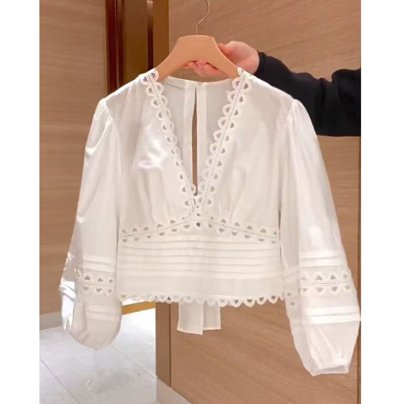 春の韓系はセットを着て2025超火の新型の婦人服の白いvネックの透かし彫りのシャツの2つのスーツのスカートを着ます。|undefined