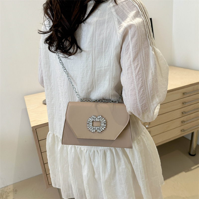 2024 invierno nuevo bolso de cadenas de diamantes retrógrado exquisito vestido plano para la cena pequeña bolsa cuadrada para mujeres