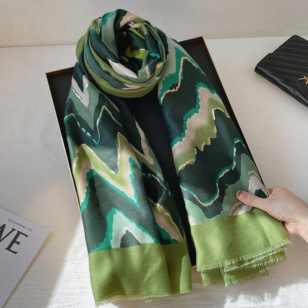 Demi-season geometric wavy scarf