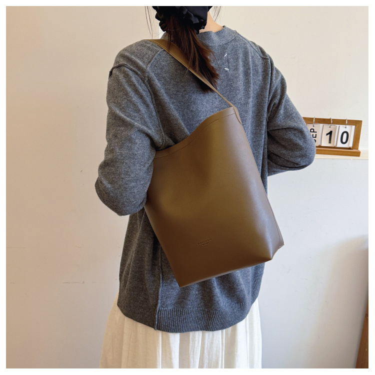Solid color Tote bag 2024 new style, high-end, large-capacity single-shoulder versatile, niche women's bag, casual and simple bucket bag undefined