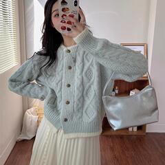 奶蓝色浣熊绒麻花圆领毛衣外套女秋冬慵懒小个子加厚短款针织开衫