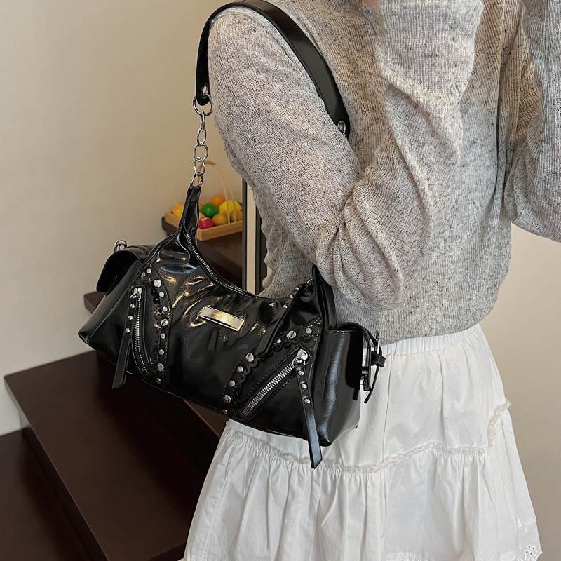 Bolso de axila de textura de alta calidad 2025 verano nuevo bolso femenino personalizado bolso de remache retro bolso de hombro de gran capacidad