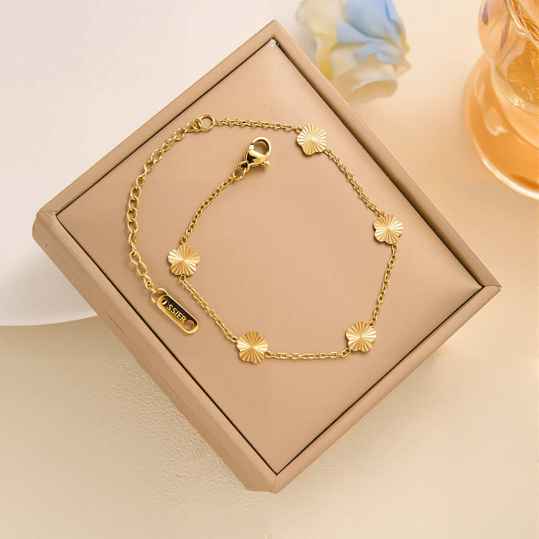 Whole-body titanium steel light luxury fashion 18K gold flower five-leaf flower bracelet women's simple all-match small pendant jewelry wholesale