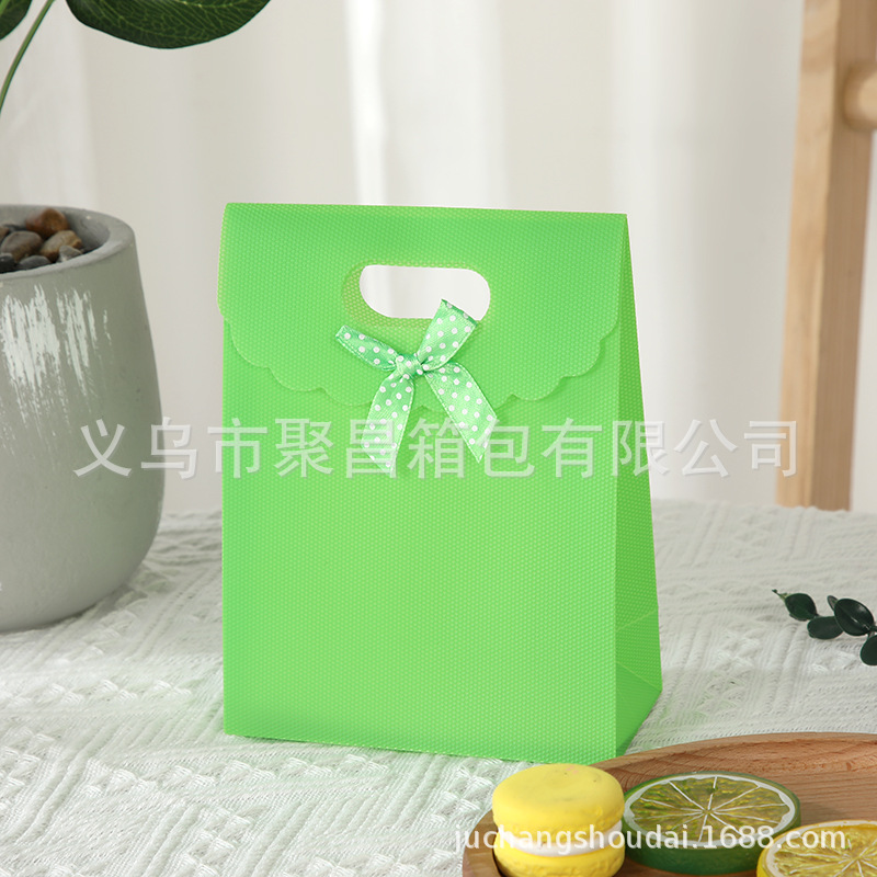 Bolsa de regalo con lazo multicolor, bolsa de mano de polipropileno con tapa abatible, bolsa de regalo con diseño hexagonal tipo ramo.