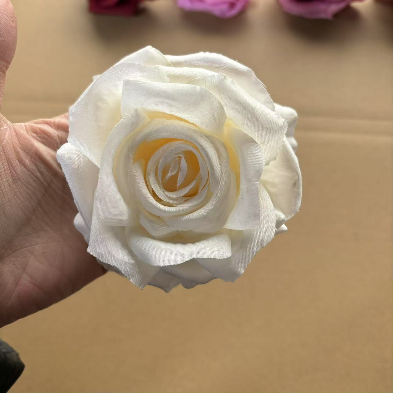 유백색