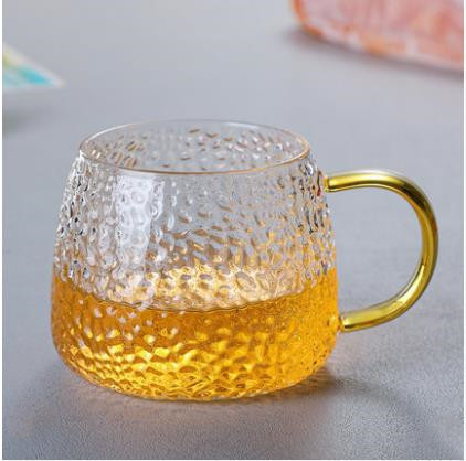 ハンマーのガラスのコップはお茶を入れるコップを持っています。|undefined
