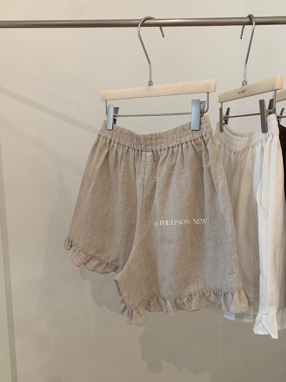 Quần short nữ cạp chun ống rộng chất liệu linen phối viền ren — màu sắc, xanh lam, Màu cà phê, màu hồng chi tiết 11