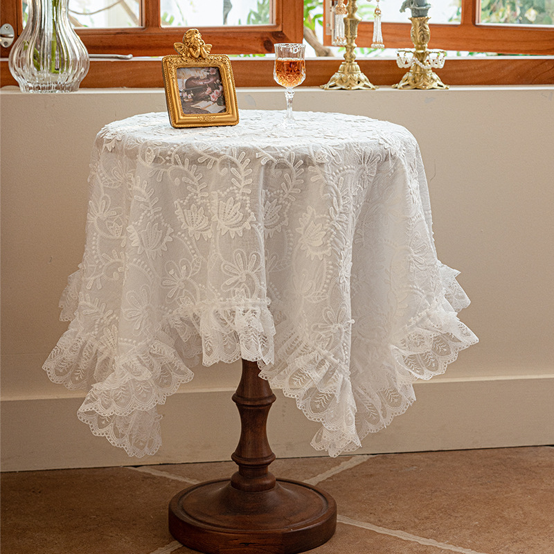 Annie cuenta la historia con unos cobertizos al lado del encaje