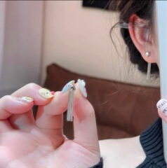 フランス式の金属チェーンのフリンジイヤリングの女性の贅沢な独特なデザイン感の前後にピアスをつけます。