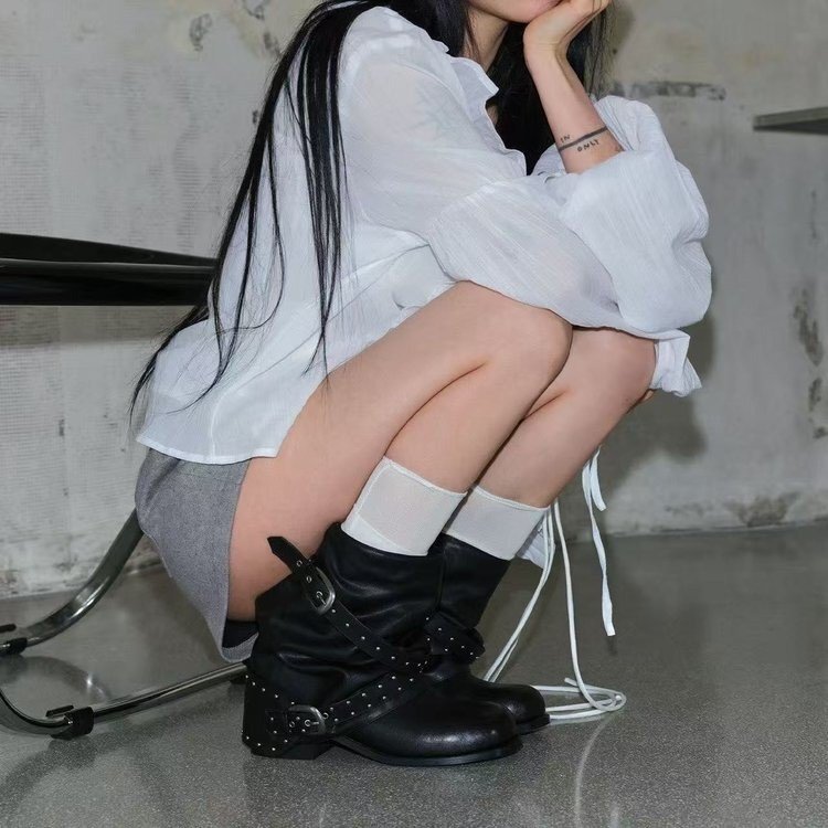 Autumn height-increasing black pleated stacked boots with belt buckle, chunky heel, western style short boots, vintage studded Martin boots for women Autumn height-increasing black pleated stacked boots with belt buckle, chunky heel, western style short boots, vintage studded Martin boots for women
