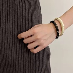 フランスの小衆デザイナーのレトロな黒白金柳釘エナメル釉薬の波紋が色にぶつかって高級感のあるブレスレットの女性