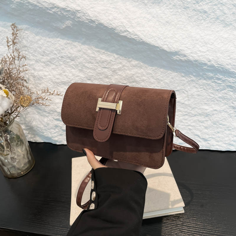 Mochila de tela de moda retro de gamuz, 2024, otoño y invierno, nuevo mochila de brazo, simple bolso cuadrado de aire extranjero.