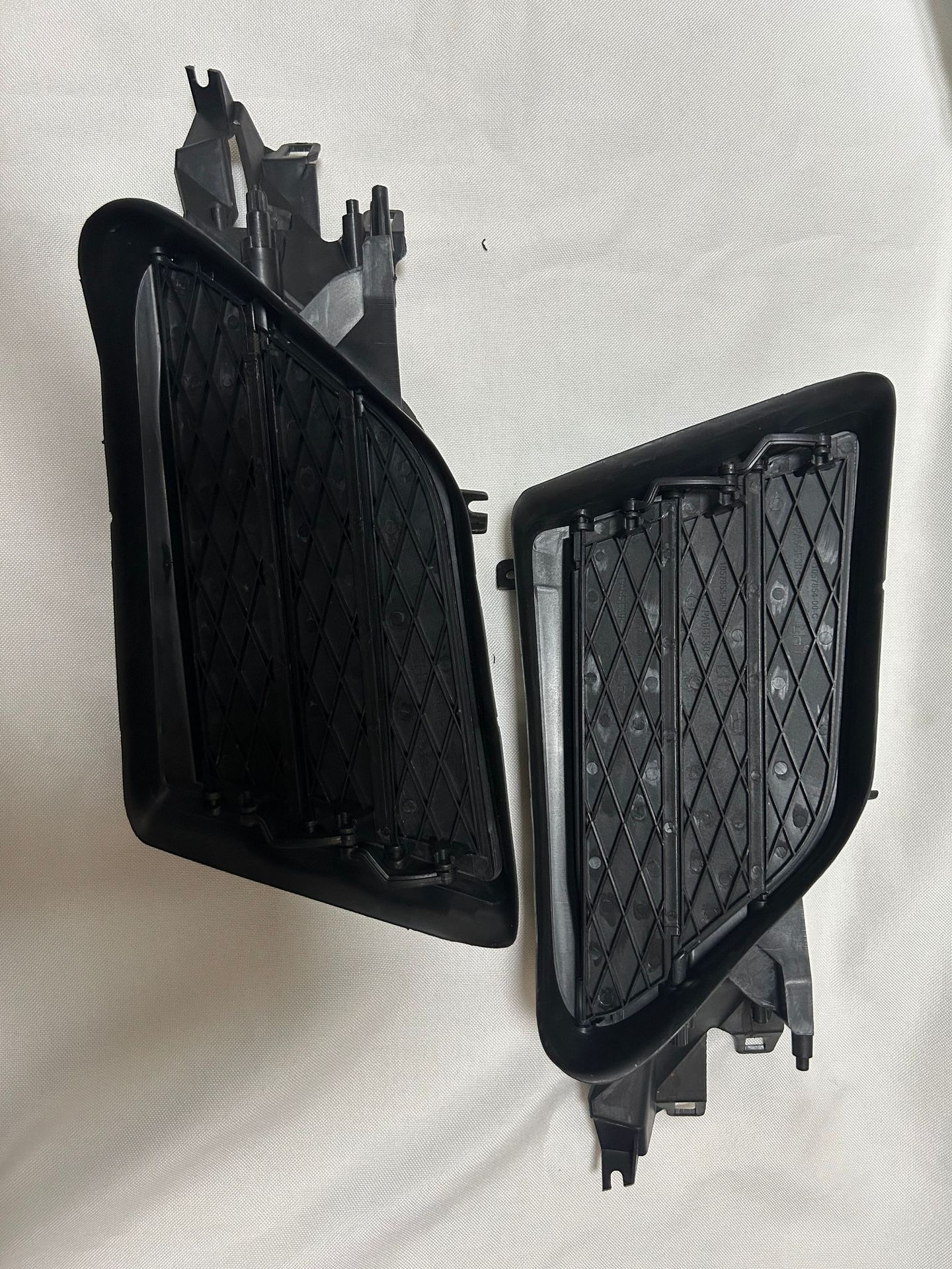 Suitable for Tesla accessories ModelS brand new front fog lamp frame grille 1057851 1058007